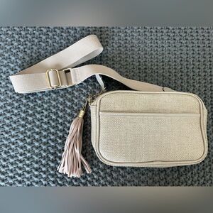 Women’s woven crossbody bag- no label